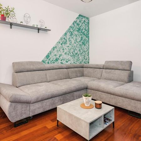 Apartamento Airy 2-Br Apt W/ Open Layout & Modern Design Split Exterior foto