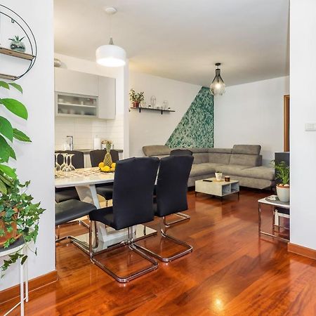 Apartamento Airy 2-Br Apt W/ Open Layout & Modern Design Split Exterior foto