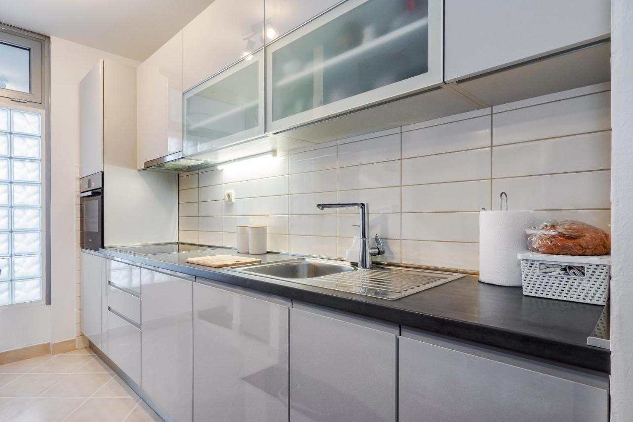 Apartamento Airy 2-Br Apt W/ Open Layout & Modern Design Split Exterior foto