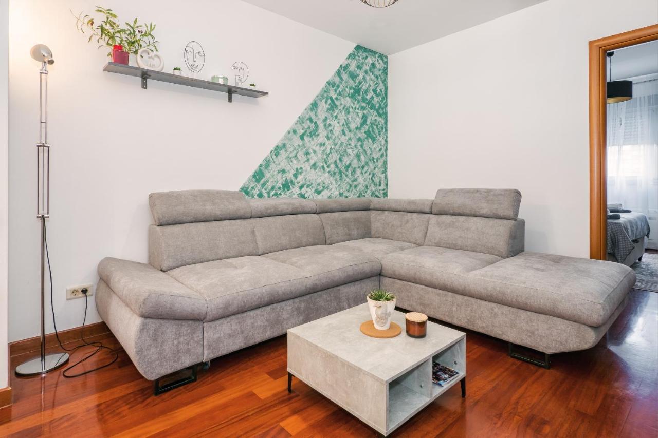 Apartamento Airy 2-Br Apt W/ Open Layout & Modern Design Split Exterior foto