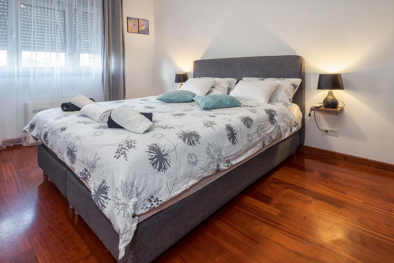 Apartamento Airy 2-Br Apt W/ Open Layout & Modern Design Split Exterior foto