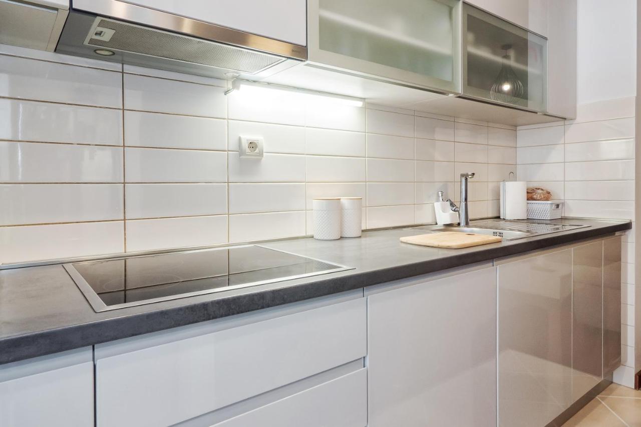 Apartamento Airy 2-Br Apt W/ Open Layout & Modern Design Split Exterior foto