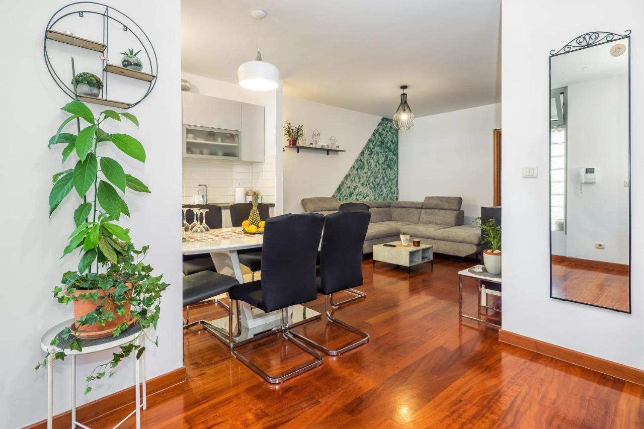 Apartamento Airy 2-Br Apt W/ Open Layout & Modern Design Split Exterior foto