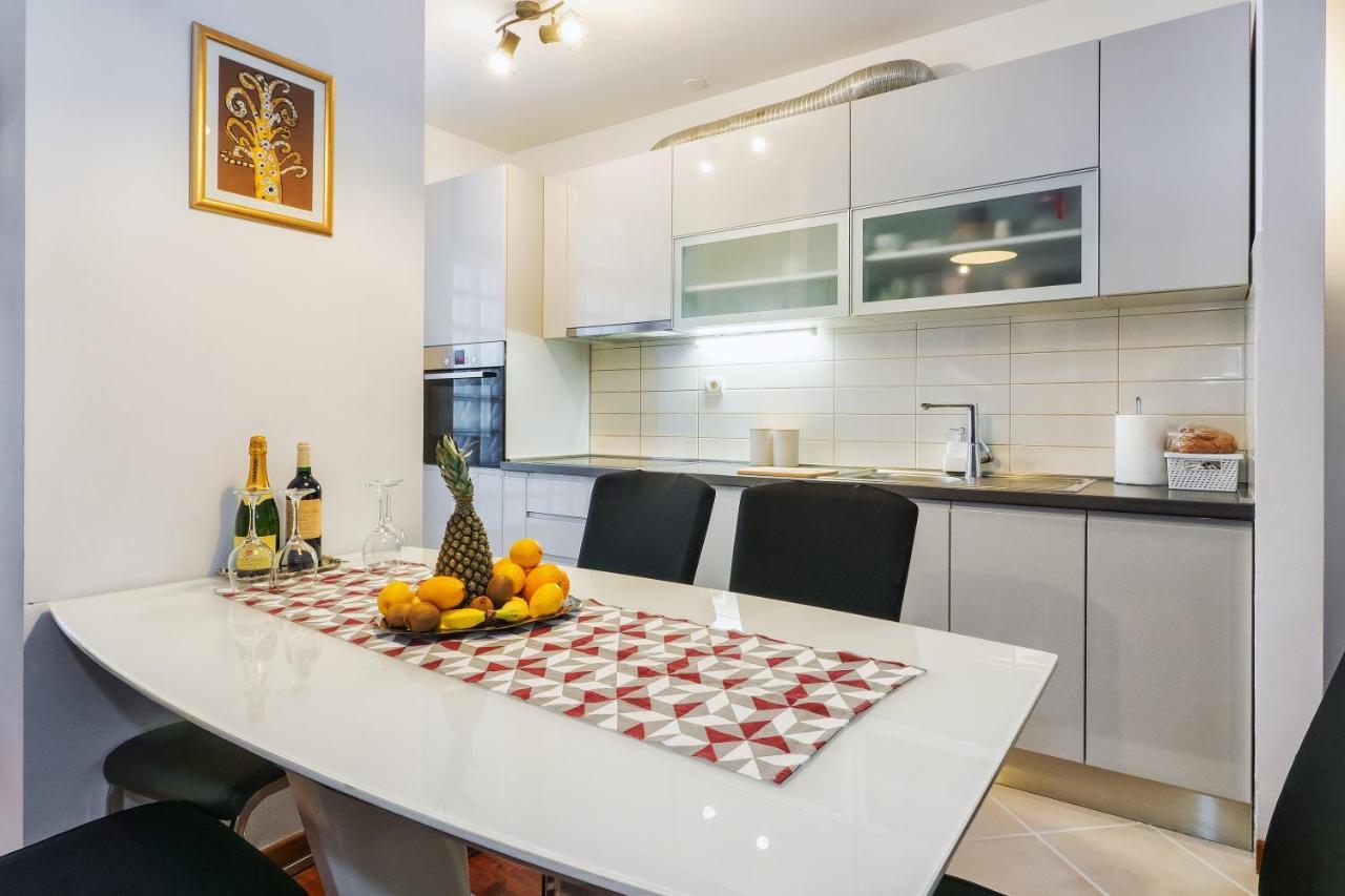 Apartamento Airy 2-Br Apt W/ Open Layout & Modern Design Split Exterior foto
