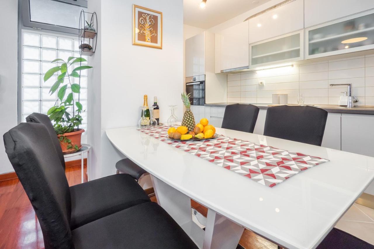 Apartamento Airy 2-Br Apt W/ Open Layout & Modern Design Split Exterior foto