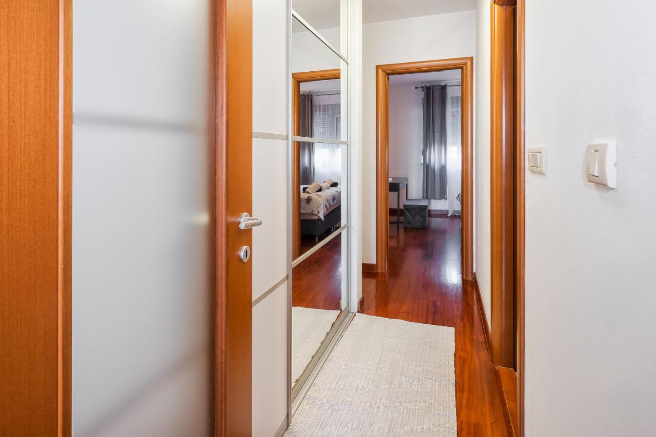 Apartamento Airy 2-Br Apt W/ Open Layout & Modern Design Split Exterior foto