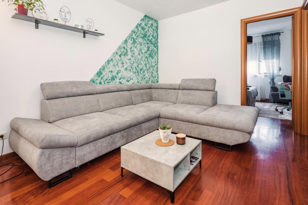 Apartamento Airy 2-Br Apt W/ Open Layout & Modern Design Split Exterior foto