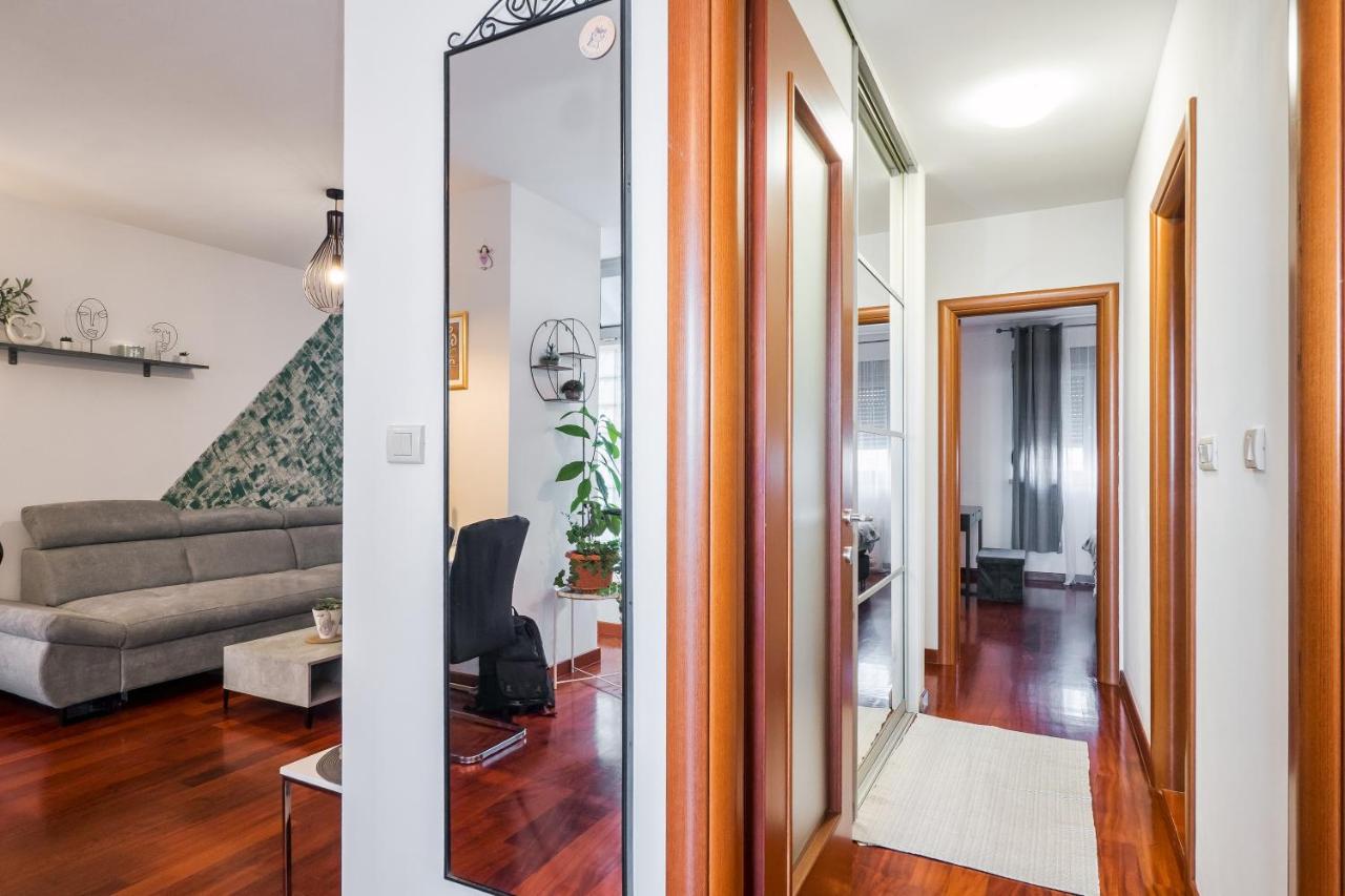 Apartamento Airy 2-Br Apt W/ Open Layout & Modern Design Split Exterior foto