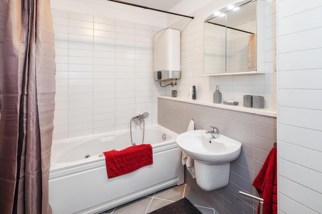 Apartamento Airy 2-Br Apt W/ Open Layout & Modern Design Split Exterior foto