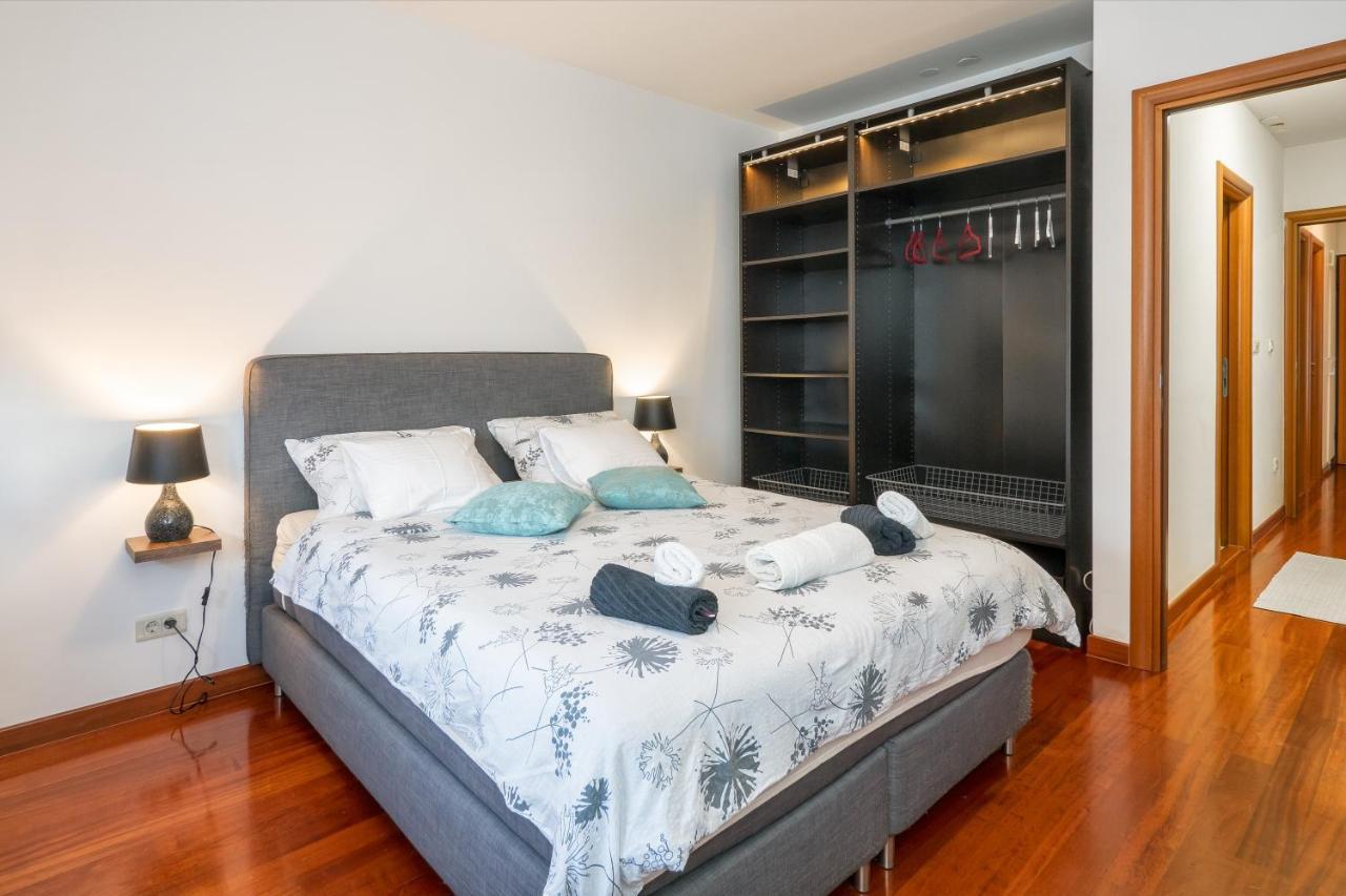 Apartamento Airy 2-Br Apt W/ Open Layout & Modern Design Split Exterior foto